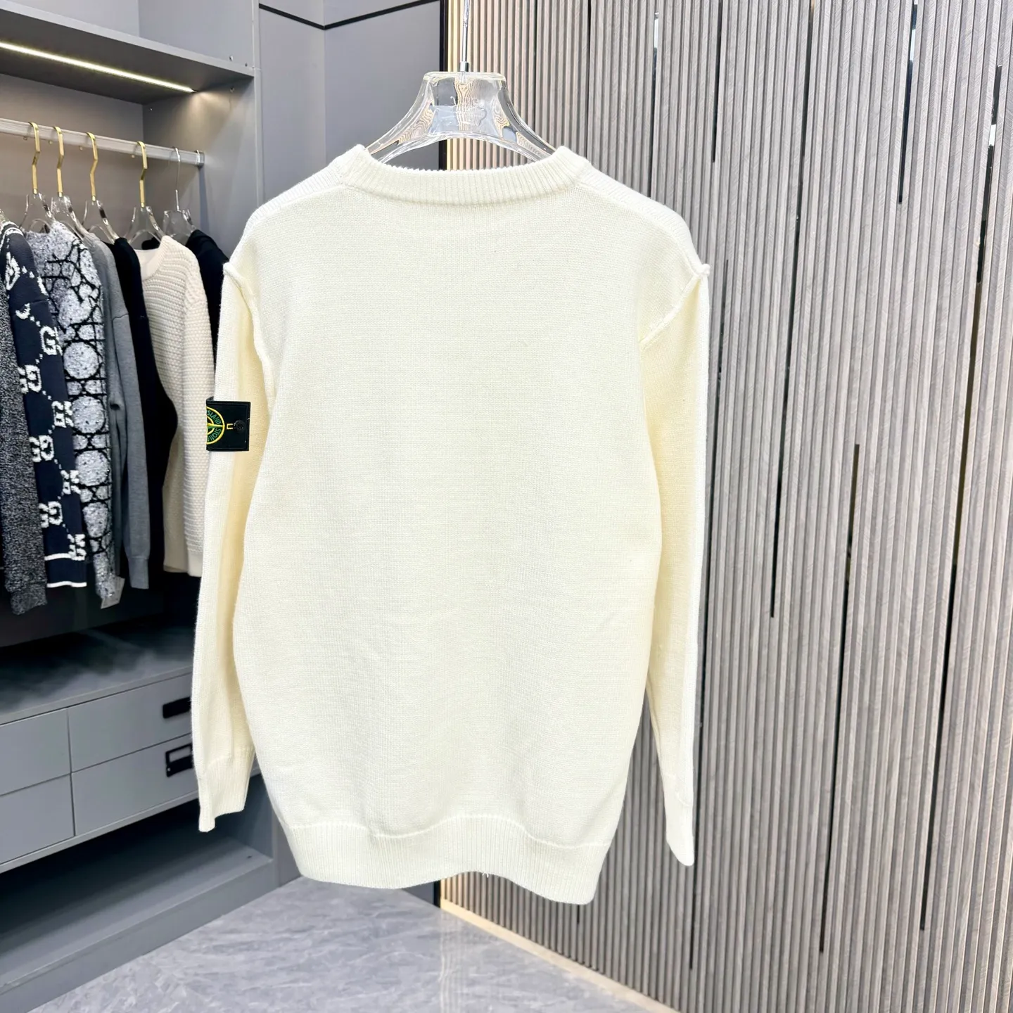 🅿️310 Stone Island 25FW crew neck sweater is made of top-grade cashmere yarn. The new autumn and winter Oblique jacquard knitted cashmere sweater adopts a double-sided wearable design and is made of high-quality cashmere material. After fine weaving process, it presents a soft and comfortable touch and excellent thermal performance. The iconic Oblique jacquard pattern is perfectly presented through precision knitting technology. It can be worn on both sides, showing different style charms. The round neck design is simple and elegant, suitable for various matching occasions. Exquisite knitting technology ensures that the clothes are not easily deformed and remain crisp and long-lasting. The double-sided design concept reflects LV's perfect balance of practicality and fashion. Each sweater undergoes strict quality inspection to ensure that the quality meets the brand's consistently high standards. This knitted item combines warmth and style, making it an exquisite addition to your autumn and winter wardrobe. Size:S/M/L/XL